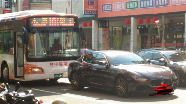 綠燈沒起步　公車親到「海神」屁股