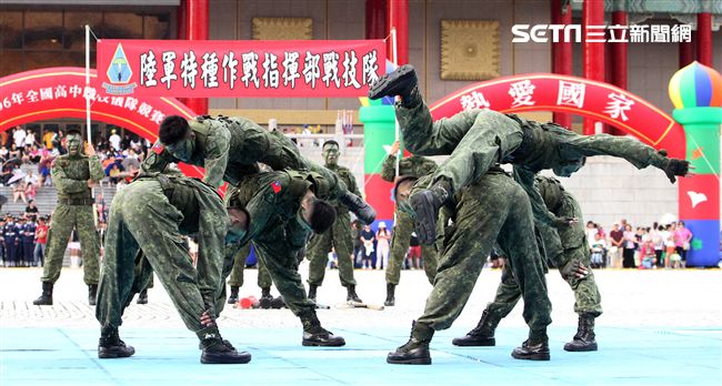 陸軍特戰健兒個個身懷絕技面對敵人殺無赦。（記者邱榮吉/攝影）