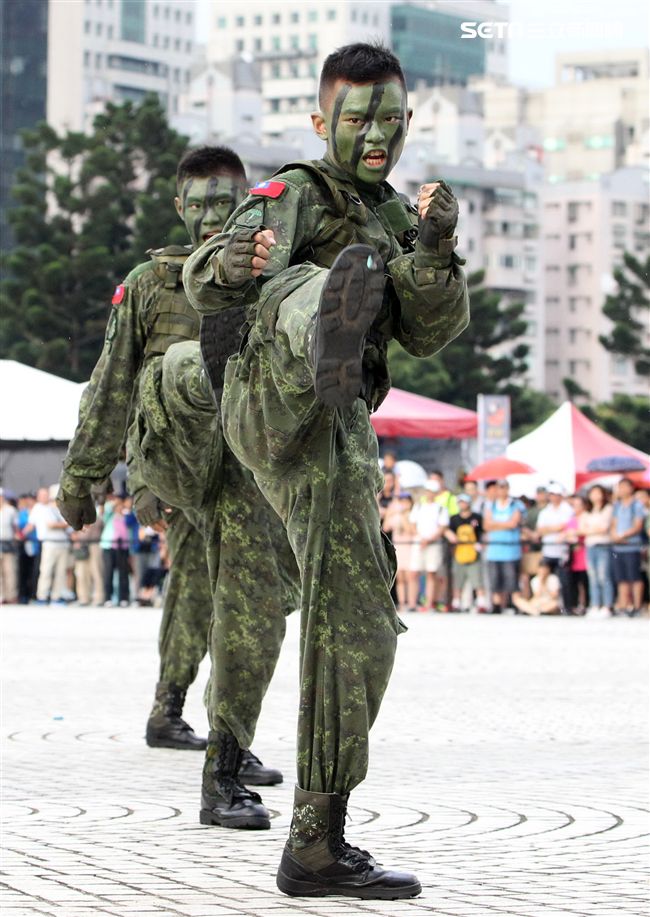 陸軍特戰健兒個個身懷絕技面對敵人殺無赦。（記者邱榮吉/攝影）