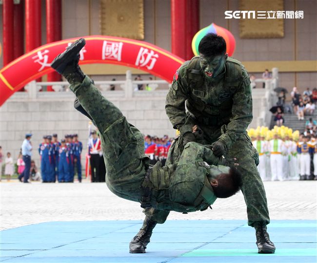 陸軍特戰健兒個個身懷絕技面對敵人殺無赦。（記者邱榮吉/攝影）