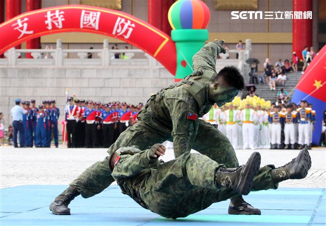 陸軍特戰健兒個個身懷絕技面對敵人殺無赦。（記者邱榮吉/攝影）