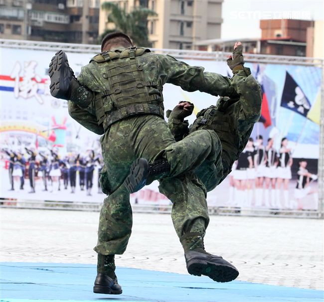陸軍特戰健兒個個身懷絕技面對敵人殺無赦。（記者邱榮吉/攝影）