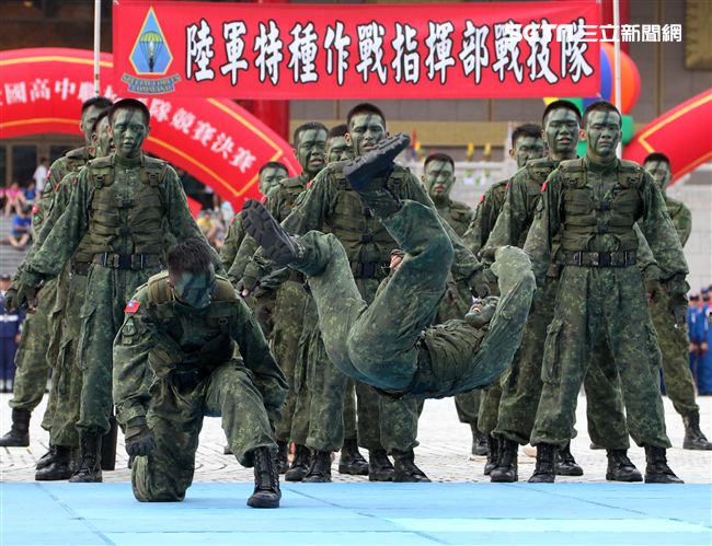 陸軍特戰健兒個個身懷絕技面對敵人殺無赦。（記者邱榮吉/攝影）