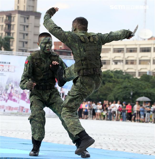 陸軍特戰健兒個個身懷絕技面對敵人殺無赦。（記者邱榮吉/攝影）