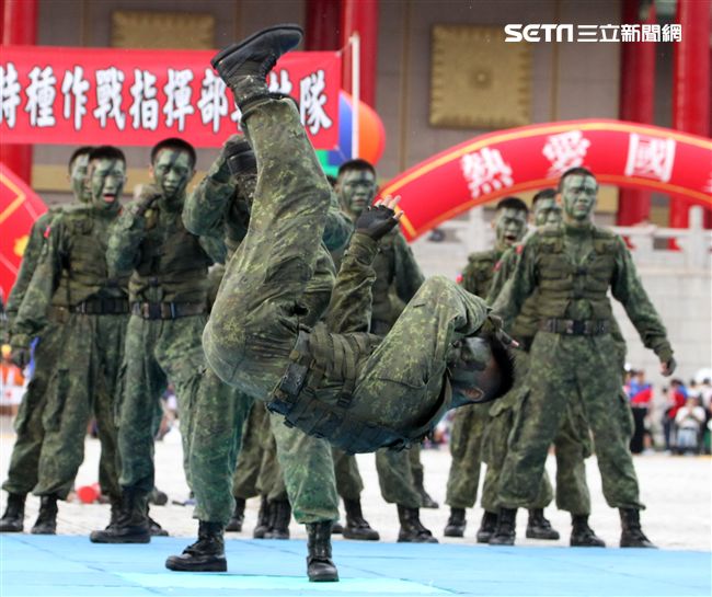 陸軍特戰健兒個個身懷絕技面對敵人殺無赦。（記者邱榮吉/攝影）