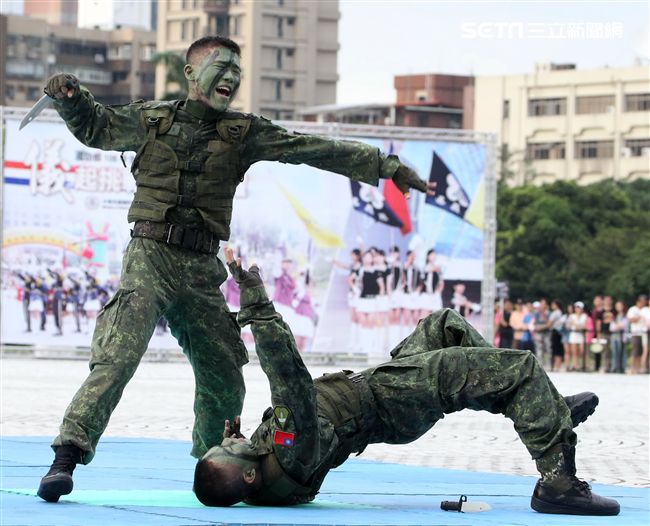 陸軍特戰健兒個個身懷絕技面對敵人殺無赦。（記者邱榮吉/攝影）