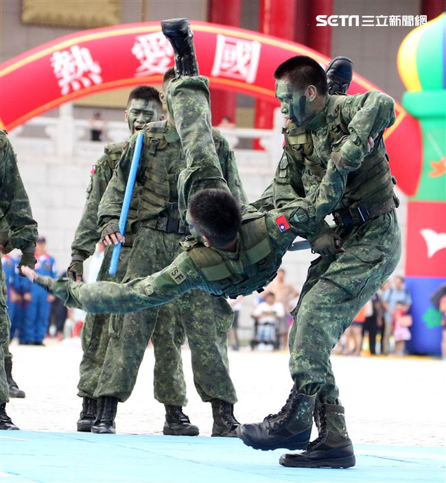 陸軍特戰健兒個個身懷絕技面對敵人殺無赦。（記者邱榮吉/攝影）