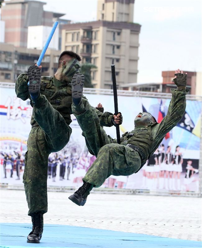 陸軍特戰健兒個個身懷絕技面對敵人殺無赦。（記者邱榮吉/攝影）