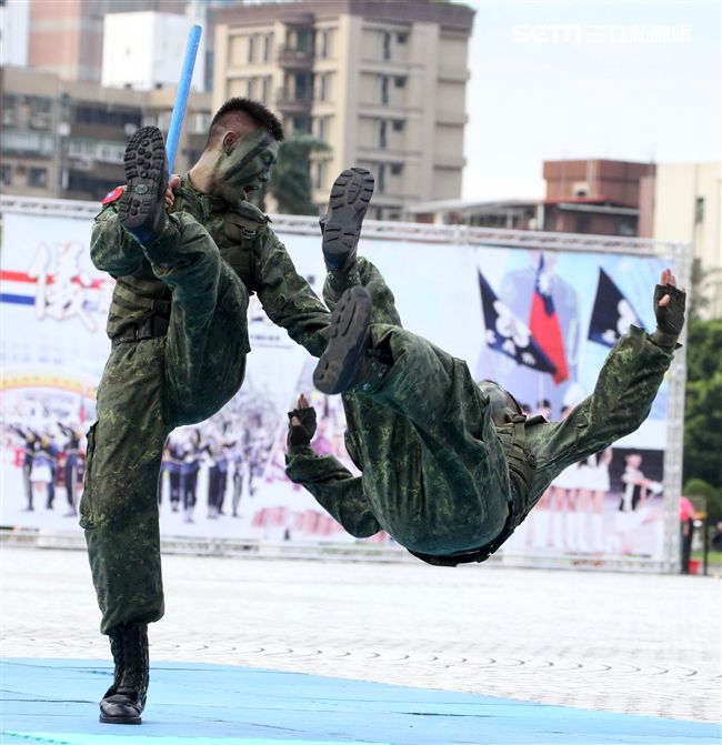 陸軍特戰健兒個個身懷絕技面對敵人殺無赦。（記者邱榮吉/攝影）