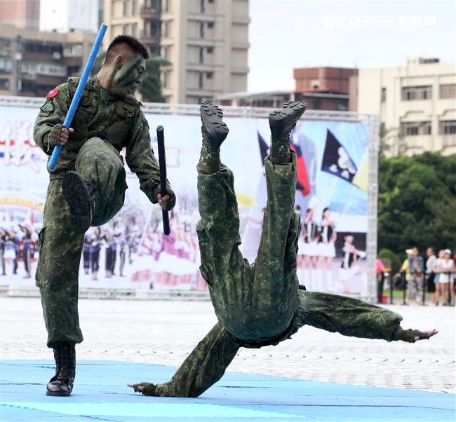 陸軍特戰健兒個個身懷絕技面對敵人殺無赦。（記者邱榮吉/攝影）