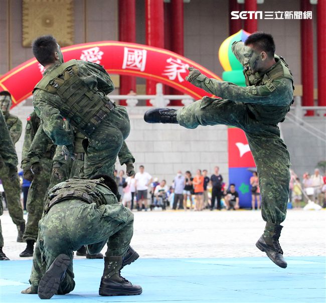 陸軍特戰健兒個個身懷絕技面對敵人殺無赦。（記者邱榮吉/攝影）