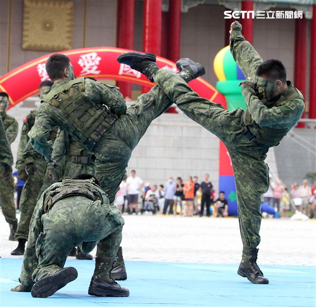 陸軍特戰健兒個個身懷絕技面對敵人殺無赦。（記者邱榮吉/攝影）