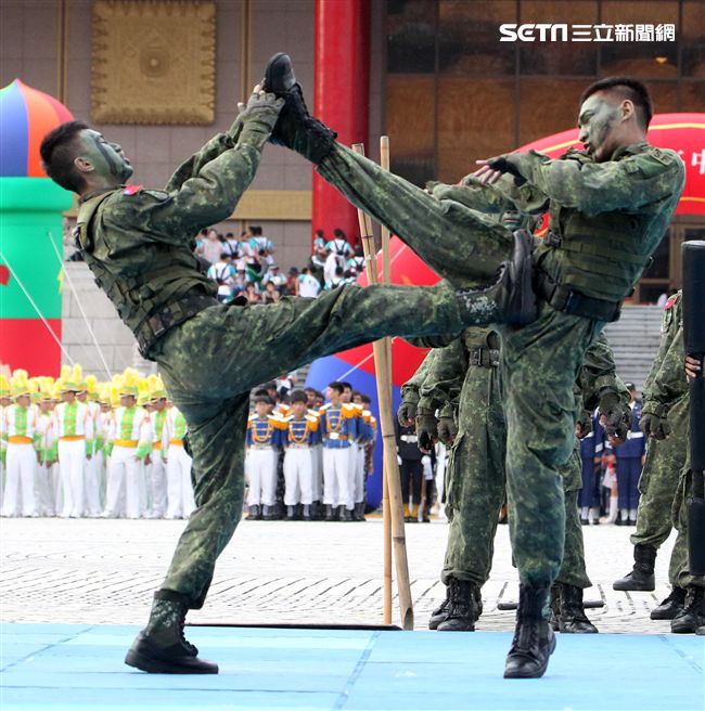 陸軍特戰健兒個個身懷絕技面對敵人殺無赦。（記者邱榮吉/攝影）