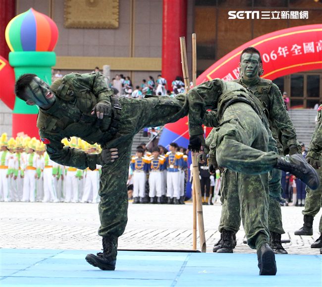 陸軍特戰健兒個個身懷絕技面對敵人殺無赦。（記者邱榮吉/攝影）