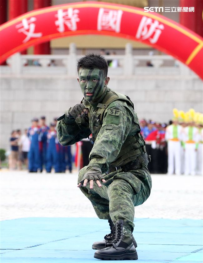 陸軍特戰健兒個個身懷絕技面對敵人殺無赦。（記者邱榮吉/攝影）