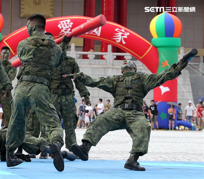 陸軍特戰健兒個個身懷絕技面對敵人殺無赦。（記者邱榮吉/攝影）