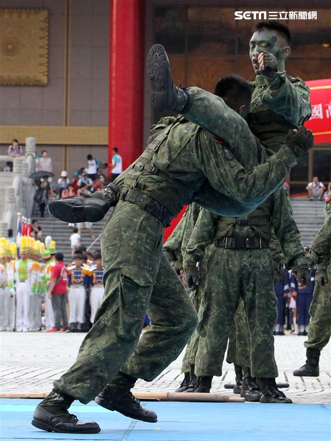 陸軍特戰健兒個個身懷絕技面對敵人殺無赦。（記者邱榮吉/攝影）