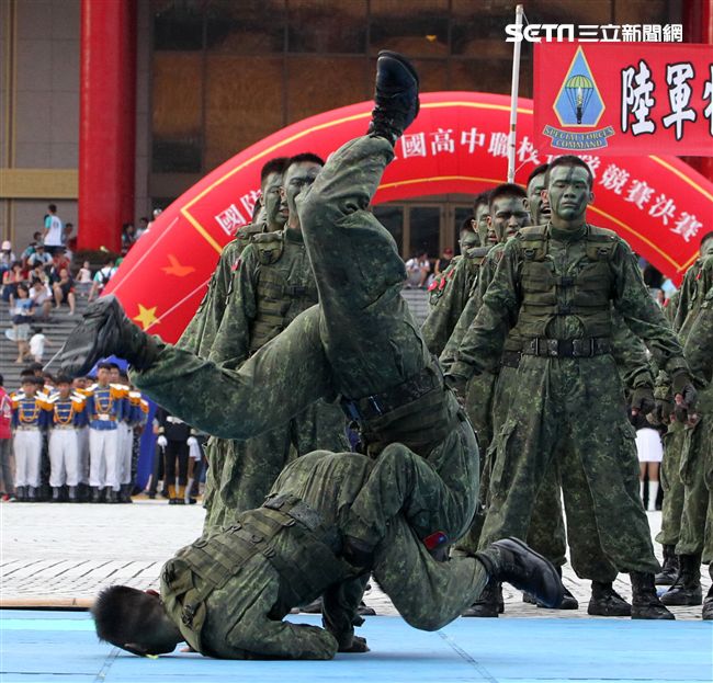 陸軍特戰健兒個個身懷絕技面對敵人殺無赦。（記者邱榮吉/攝影）