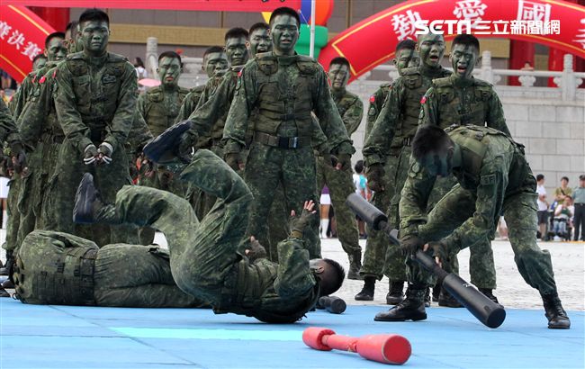 陸軍特戰健兒個個身懷絕技面對敵人殺無赦。（記者邱榮吉/攝影）
