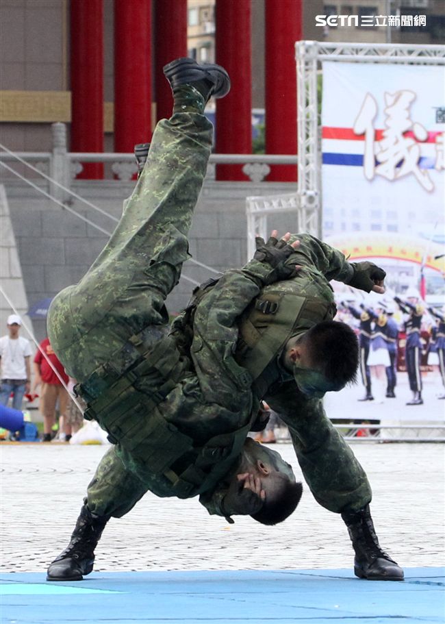 陸軍特戰健兒個個身懷絕技面對敵人殺無赦。（記者邱榮吉/攝影）