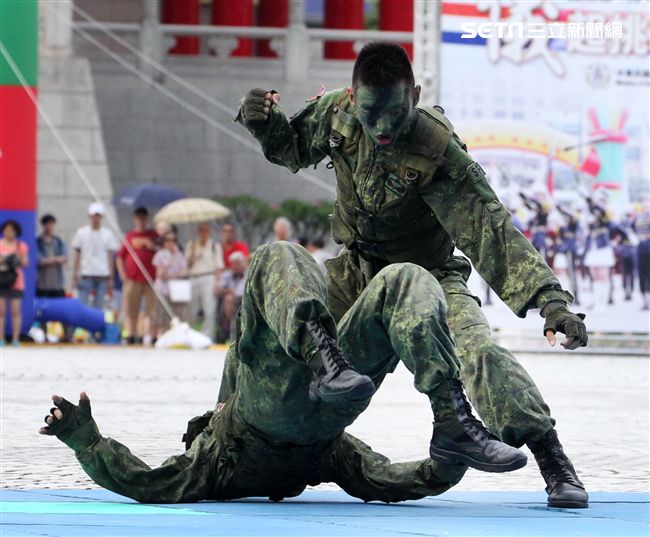 陸軍特戰健兒個個身懷絕技面對敵人殺無赦。（記者邱榮吉/攝影）