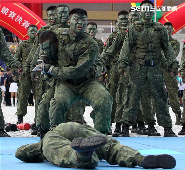 陸軍特戰健兒個個身懷絕技面對敵人殺無赦。（記者邱榮吉/攝影）