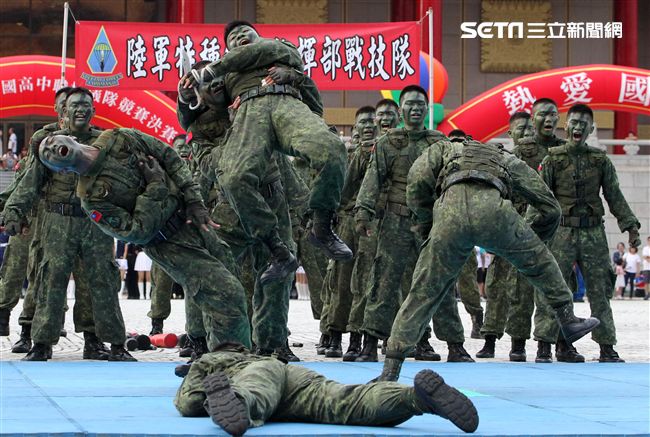 陸軍特戰健兒個個身懷絕技面對敵人殺無赦。（記者邱榮吉/攝影）