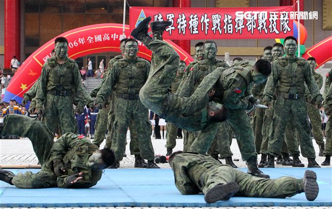 陸軍特戰健兒個個身懷絕技面對敵人殺無赦。（記者邱榮吉/攝影）