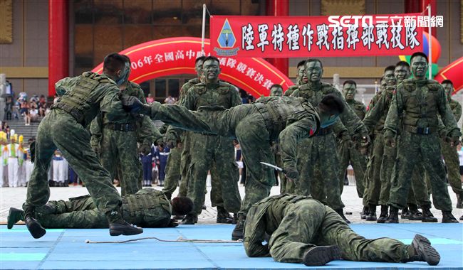 陸軍特戰健兒個個身懷絕技面對敵人殺無赦。（記者邱榮吉/攝影）