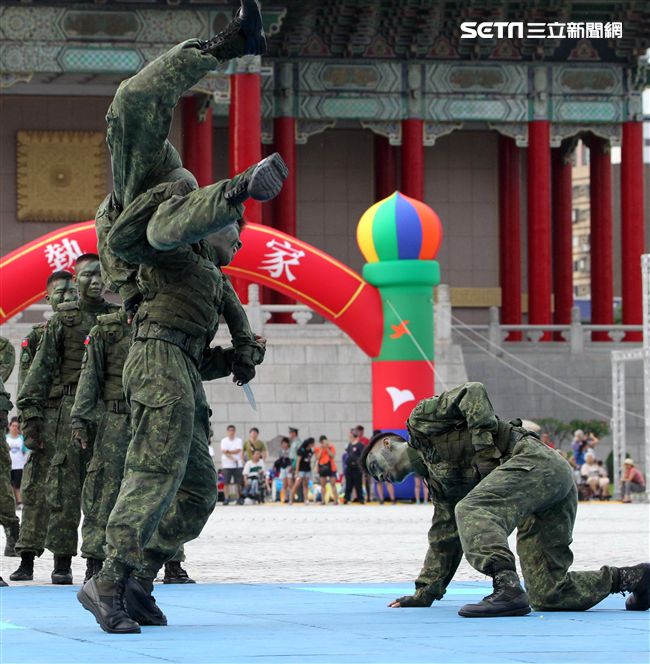 陸軍特戰健兒個個身懷絕技面對敵人殺無赦。（記者邱榮吉/攝影）
