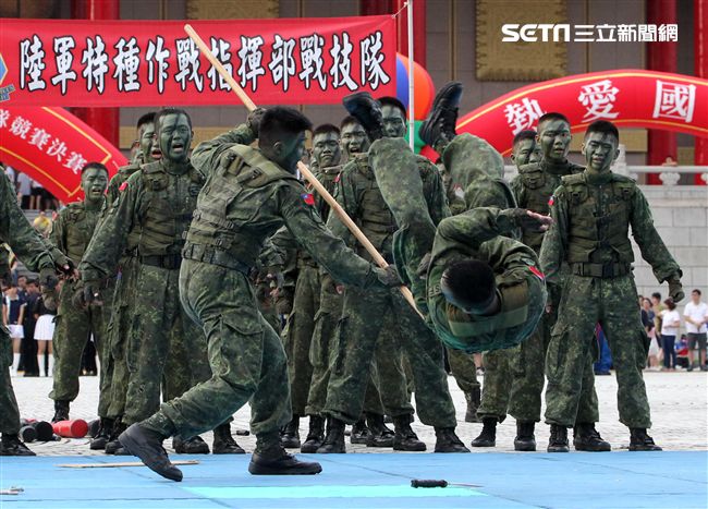 陸軍特戰健兒個個身懷絕技面對敵人殺無赦。（記者邱榮吉/攝影）