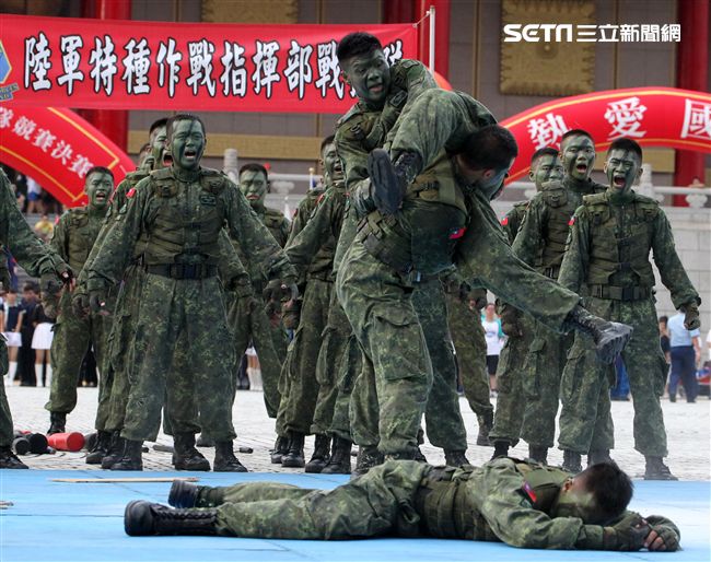 陸軍特戰健兒個個身懷絕技面對敵人殺無赦。（記者邱榮吉/攝影）