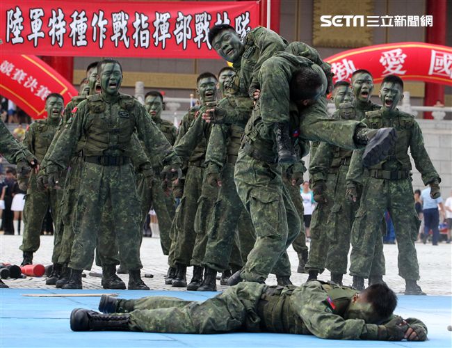 陸軍特戰健兒個個身懷絕技面對敵人殺無赦。（記者邱榮吉/攝影）