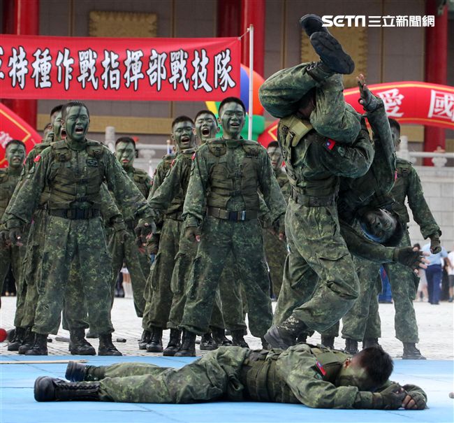陸軍特戰健兒個個身懷絕技面對敵人殺無赦。（記者邱榮吉/攝影）