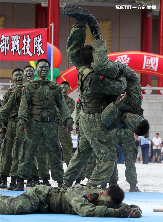 陸軍特戰健兒個個身懷絕技面對敵人殺無赦。（記者邱榮吉/攝影）