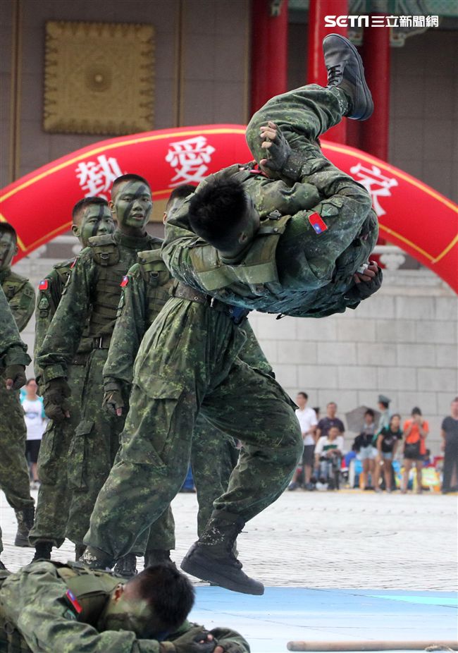 陸軍特戰健兒個個身懷絕技面對敵人殺無赦。（記者邱榮吉/攝影）