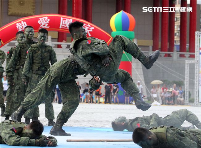 陸軍特戰健兒個個身懷絕技面對敵人殺無赦。（記者邱榮吉/攝影）