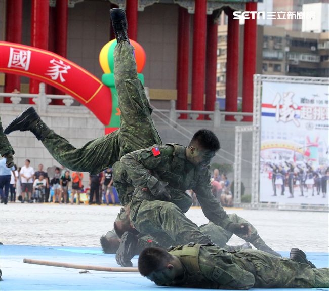 陸軍特戰健兒個個身懷絕技面對敵人殺無赦。（記者邱榮吉/攝影）
