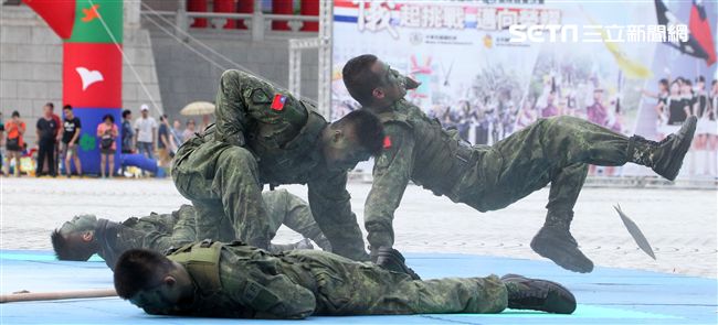陸軍特戰健兒個個身懷絕技面對敵人殺無赦。（記者邱榮吉/攝影）
