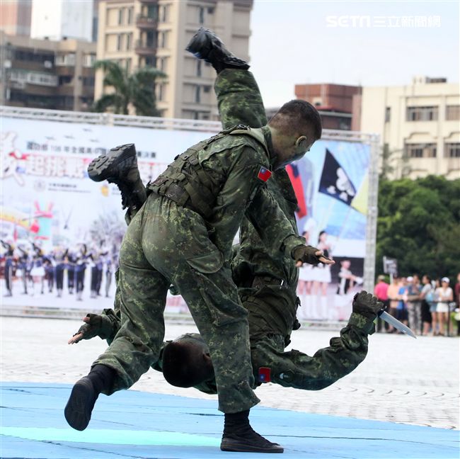 陸軍特戰健兒個個身懷絕技面對敵人殺無赦。（記者邱榮吉/攝影）