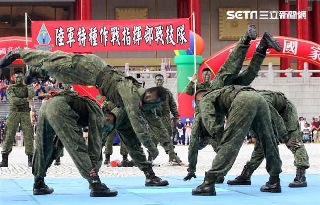 陸軍特戰健兒個個身懷絕技面對敵人殺無赦。（記者邱榮吉/攝影）