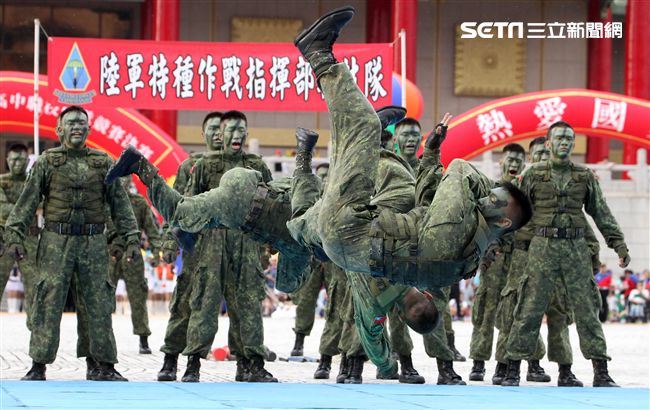 陸軍特戰健兒個個身懷絕技面對敵人殺無赦。（記者邱榮吉/攝影）