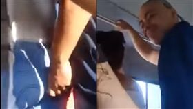 16:9
緊身牛仔褲太辣！變態在公車上打手X　爽射妹翹臀上還狂笑
圖／翻攝自video viral YouTube
https://www.youtube.com/watch?v=zFWbtsDIBjk