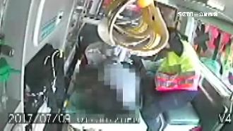 婦人疑痔瘡破裂出血　痛到趴機車求救