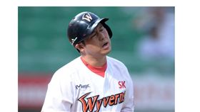 ▲韓國職棒大砲崔廷生涯200次觸身球達成。（圖／截自韓國媒體）