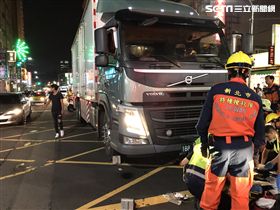 警消人員前往現場救出受困在車底的陳婦。（圖／翻攝畫面）