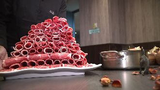 百盎司和牛堆成山　男大生也吃到求饒