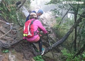 警消人員協助引導曾婦下山就醫。（圖／翻攝畫面）