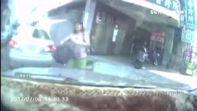 a雨傘姐敲車0600