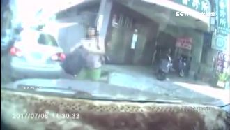 疑不滿遭按喇叭　雨傘姊持工具亂打車